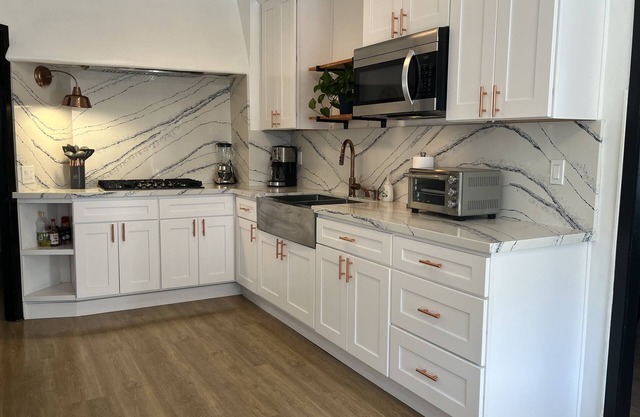 The Charming House of Riverside: All King beds, 55" Smart TVs, W/D, Downtown