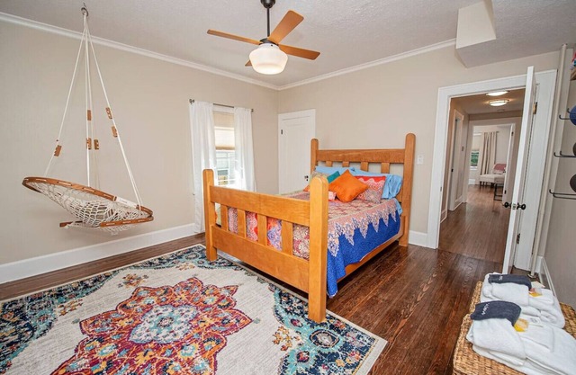 The Cherry St House [Main Floor]-No Cleaning Fee