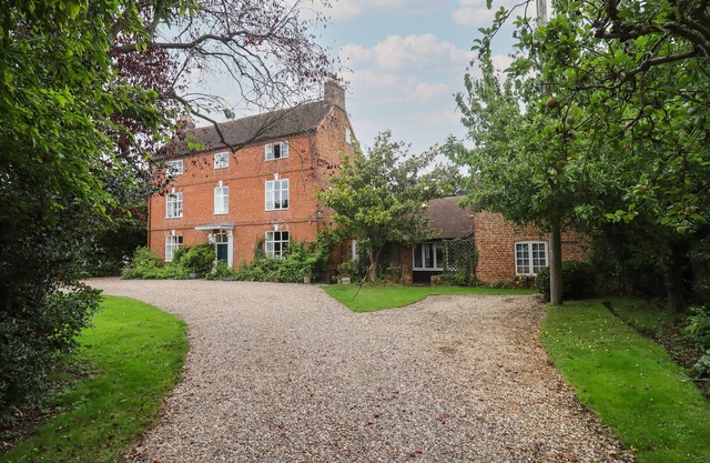 THE COACH HOUSE APARTMENT, romantic, with a garden in Bredon