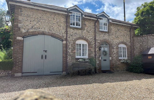 THE COACH HOUSE AT LACKINGTON FARM, with open fire in Piddletrenthide