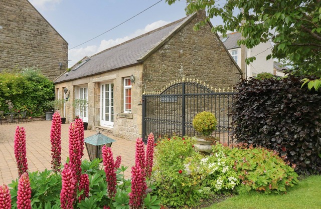 THE COACH HOUSE, pet friendly in Chirnside