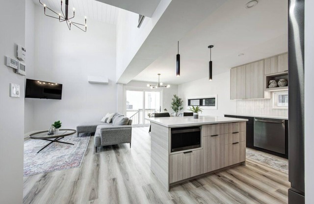 THE COCONUT ON THE CORNER- HOT TUB 5BR CLOSE TO BEACH