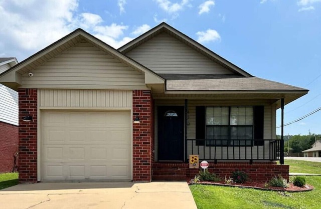 The Corner View: Cute, Clean and Cozy Home!