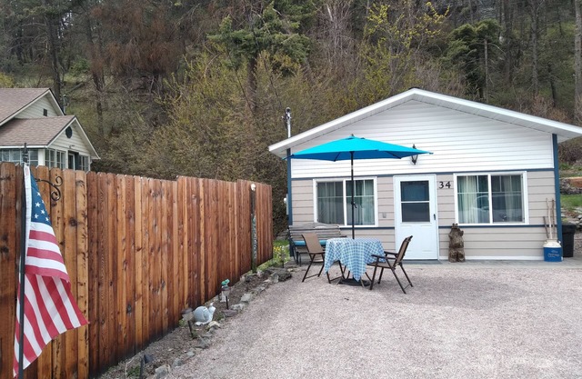 THE COTTAGE 2: A MONTHLY RENTAL; TRAVEL MEDICAL STAFF/VACATIONERS 1200. MONTHLY