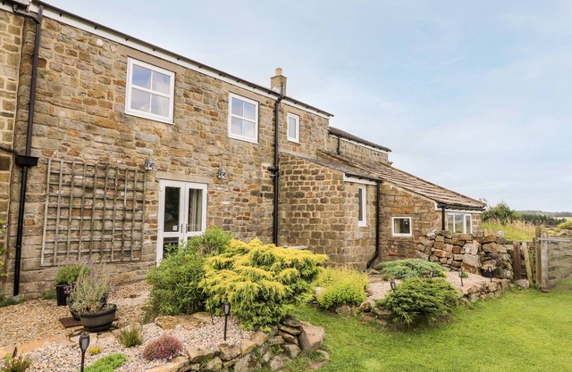 THE COTTAGE AT NIDDERDALE, family friendly in Harrogate