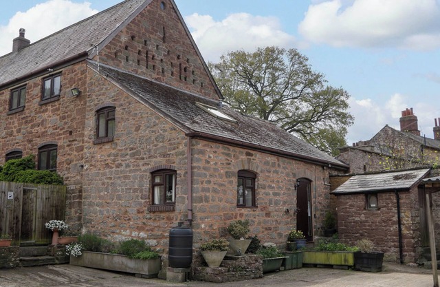 THE COTTAGE AT ROCKLANDS FARM, romantic, with a garden in Goodrich