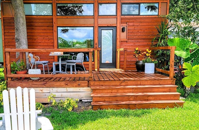 The Cottage Lakefront Tiny Home 6 plus month Rental