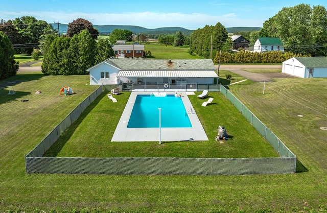 The Country Escape w/private pool -10 min from Knoebels!