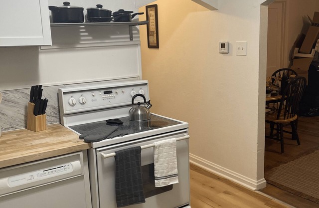 The Cozy Cottage Only 8 Minutes from airport