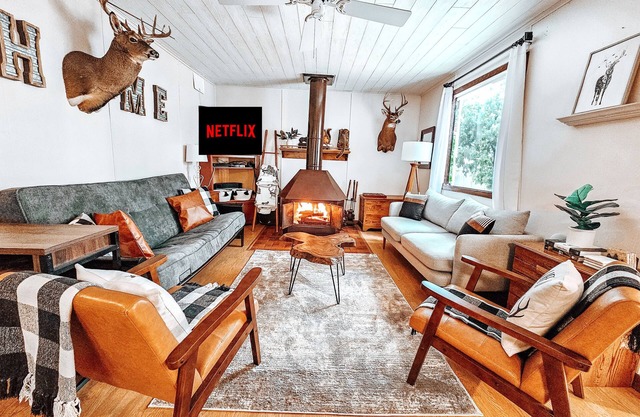 The Cozy Getaway Cabin w/Hot Tub-Sauna-WiFi on ATV trails near Lake Arbutus