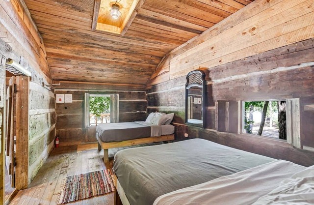 The Crockett Cabin! Waterfront- Rafting + Paddleboarding