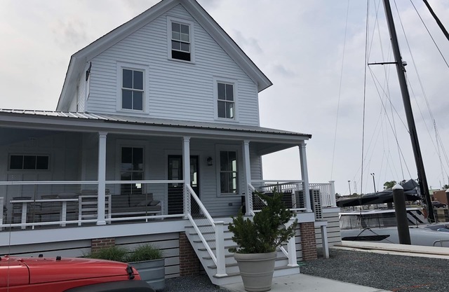 The Crows Nest. Sunsets at the Harbor. Enjoy bird’s eye view. Unique location!