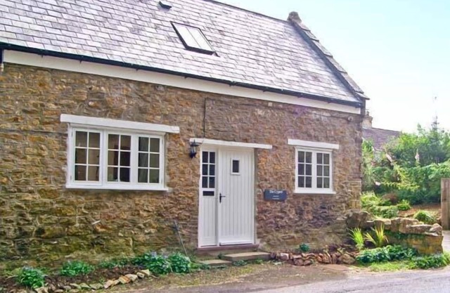 THE CYGNET, family friendly, with open fire in Haselbury Plucknett