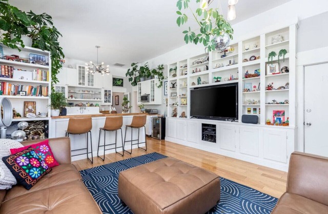 The Dapper Digs - Historic Aves