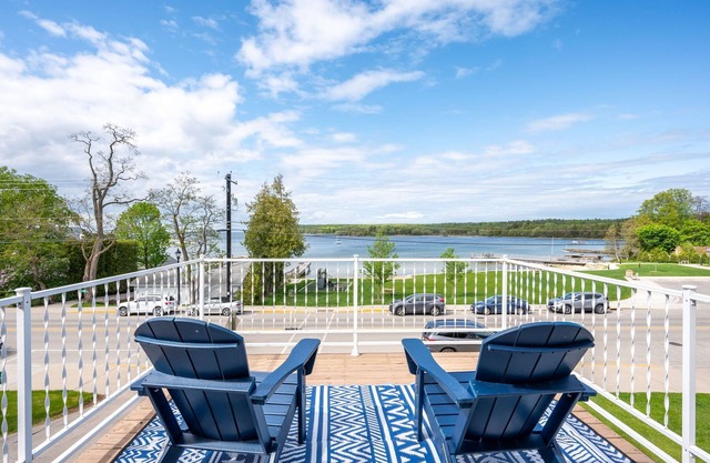 The Deckhouse | Water Views, Walk Downtown, Sauna