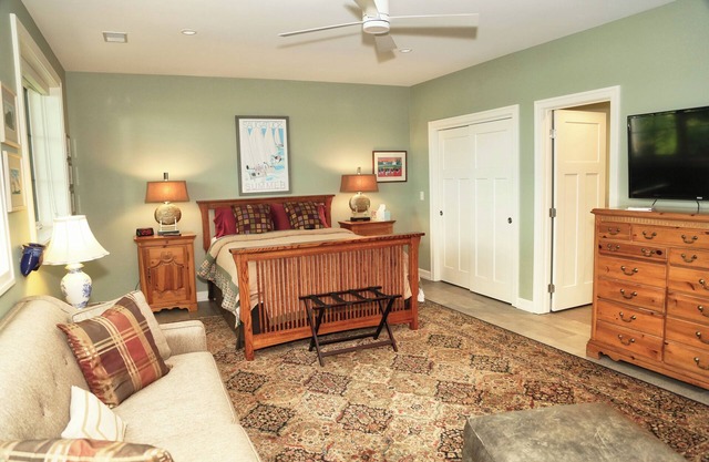 The Deluxe Apartment, The Exclusive Deluxe Apartment