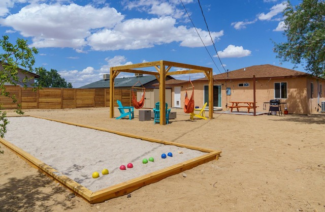 The Desert Sunrise: Arcade Room+ Hot Tub+ Fire Pit