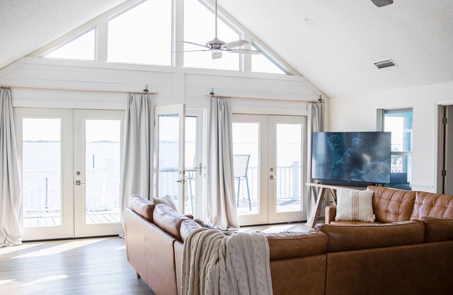 the DREAMCATCHER at Indian Bay - A peaceful waterfront escape