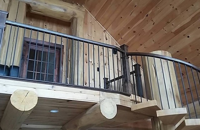 "The Duck" Cedar Log Home Rental - Sleeps 12!