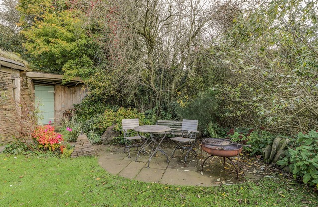 THE DUGOUT, romantic, character holiday cottage in Orcop