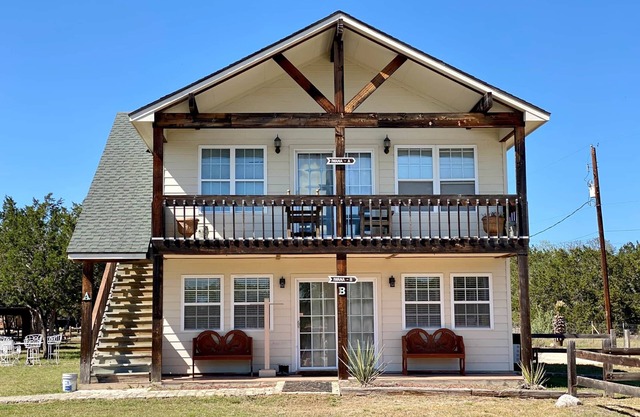 The East House, 2-Level, 3BR/2BA, Sleeps 8, Balcony, Porch
