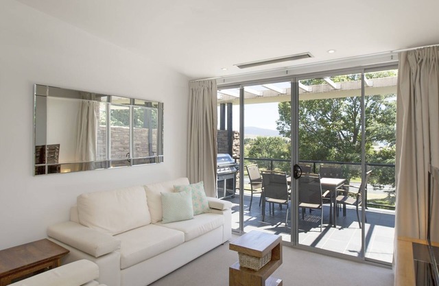 The Edge 5 - Modern 2BR Apartment l WiFi l BBQ l Lrg Balcony