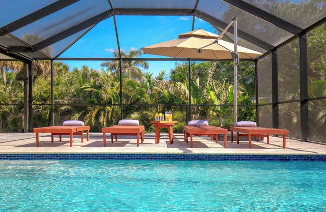 "The Edition" HEATED Pool/Spa, 10 min to Beach, Mercato, Naples Park, Sleeps 10