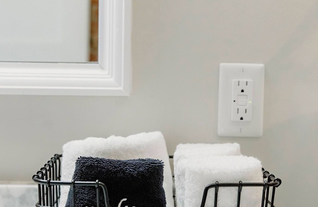 The Eleanor- Modern Downtown 2 Bedroom Apartment