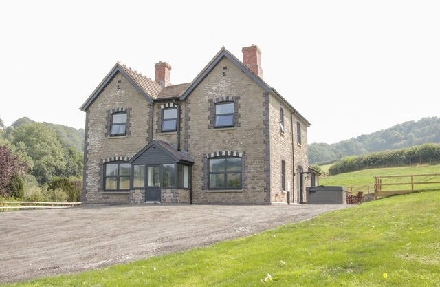 THE FARM, family friendly, luxury holiday cottage in Presteigne