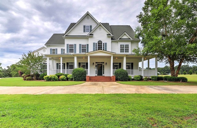 'The Farm Mansion' w/ 3 Stories + Private Pool!