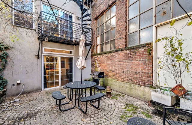 The Firehouse: Unique & Cozy 5B/4Bth +Free Parking