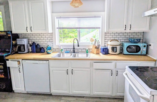 The Flipper: 2BR Coastal Cottage Walk to Depoe Bay, Hot Tub & Arcade & Fire Pit