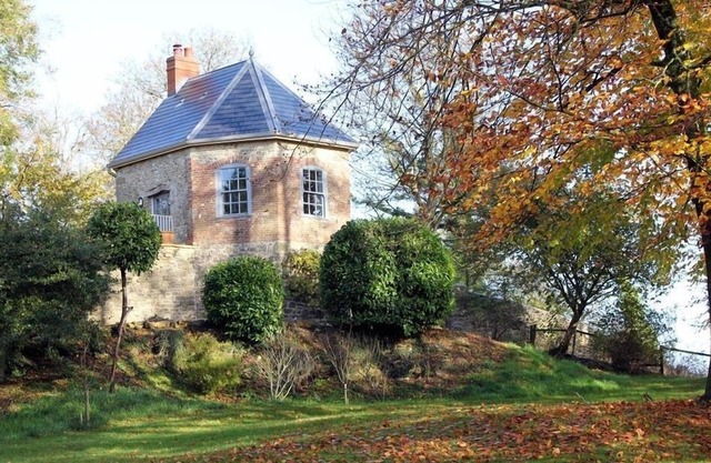THE FOLLY AT CASTLEBRIDGE, pet friendly, with open fire in Mere