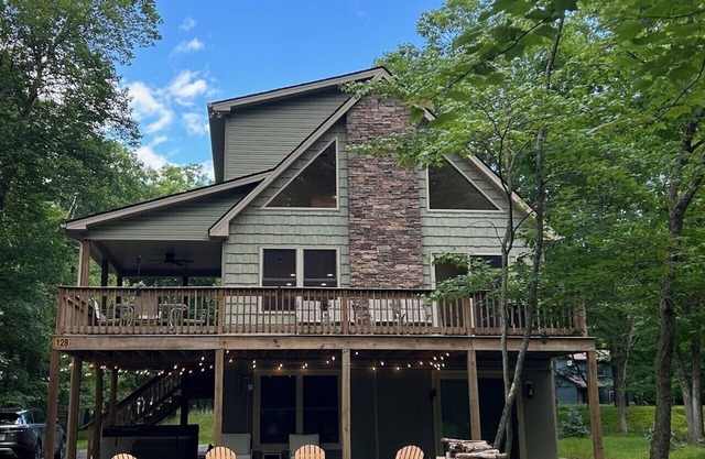 The Forest Chalet with hot tub/lake/pool/games