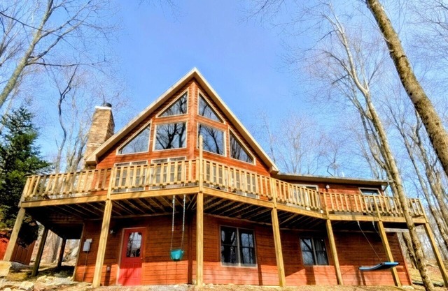 The Fox Den: Perfect Retreat with Double Master Suites, Hot Tub & A/C