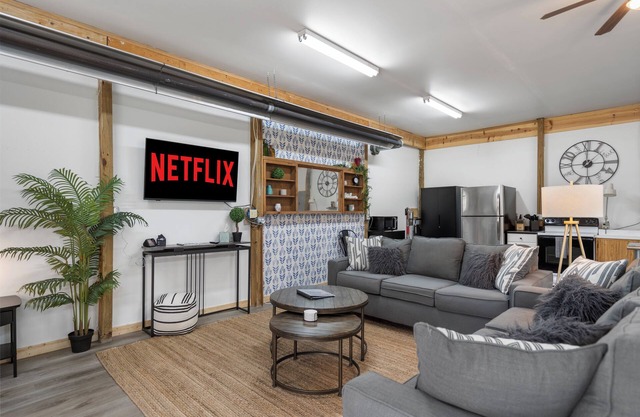 The Garage - Renovated - Caseville Beach - Golf - Kayak - Hike