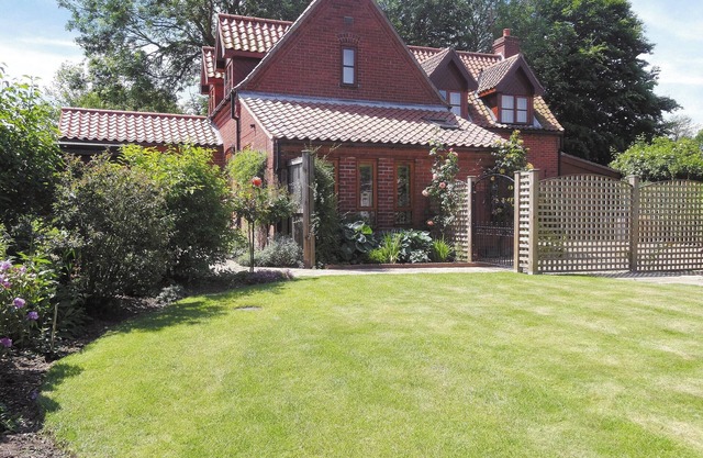 THE GARDEN APARTMENT - 28342
