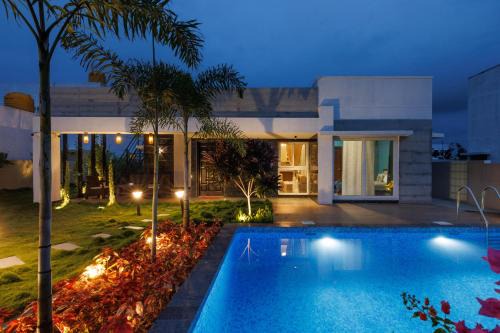 The Garden Escape by StayJadePrivate PoolGarden