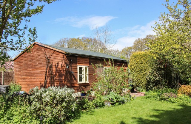 THE GARDEN LODGE, romantic, with a garden in Bridgnorth