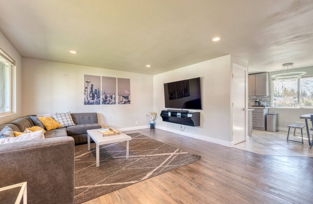 ►The Gathering Spot ⌂ Spacious 5 BR/3 Bath Home