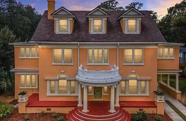 The Gator Manor – 6 Bedrooms Walk to UF/Stadium