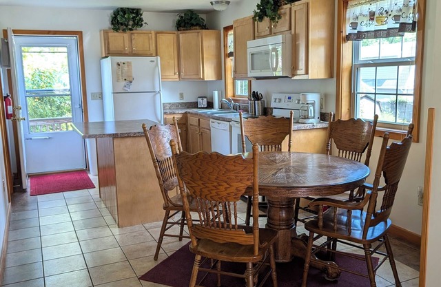 The Glenshaw- Spacious 5 bedroom home on Lakeside Edinboro