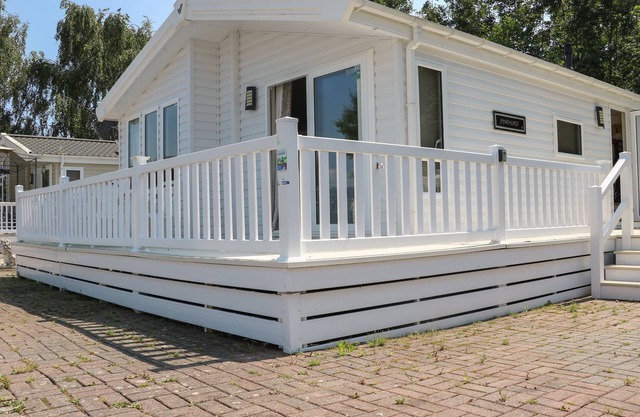 THE GOODWOOD LODGE, pet friendly, with pool in Chichester