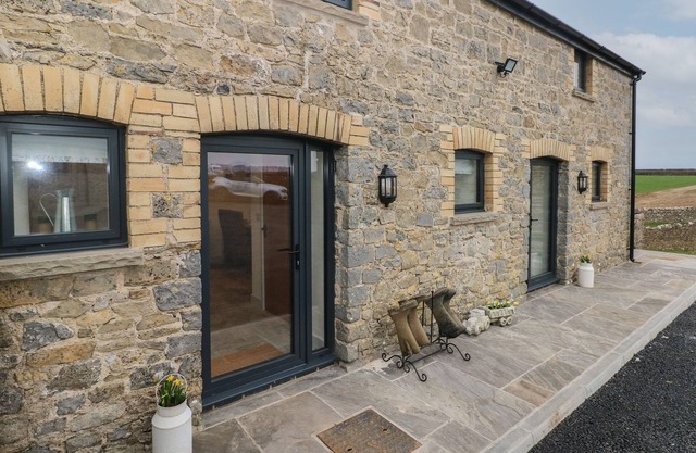 THE GRANARY, pet friendly, with hot tub in St Brides Major