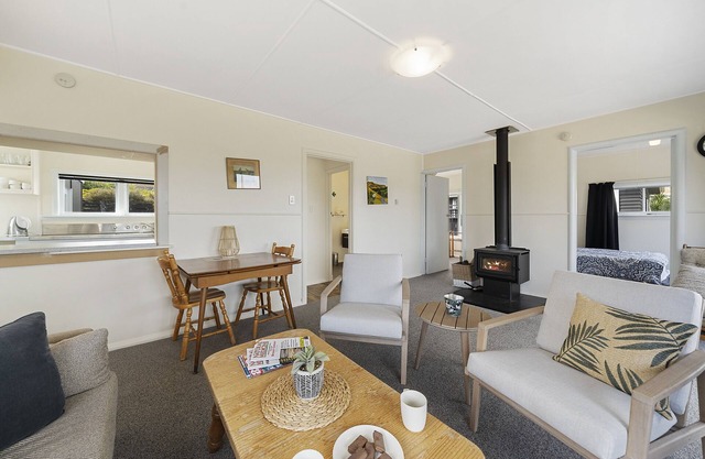 The Green Trout - Paraparaumu Beach Holiday Home