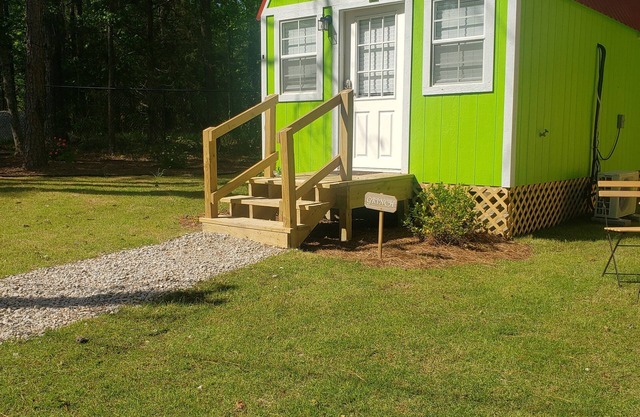 The Griinch- Cozy Tiny House 9 Miles to AUBURN AL & Jordan Hare Stadium