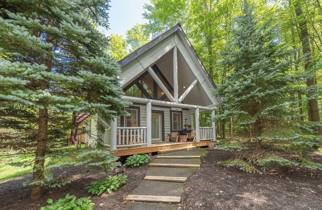 The Grizzly Den: Lake Area, Dogs Welcome, Hot Tub, Fireplace!