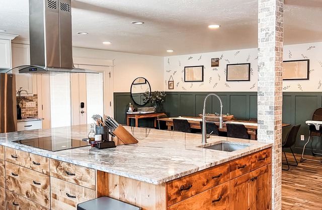 The Group Shouse - Sleeps 20+, Game Basement, 4 Patios, & More