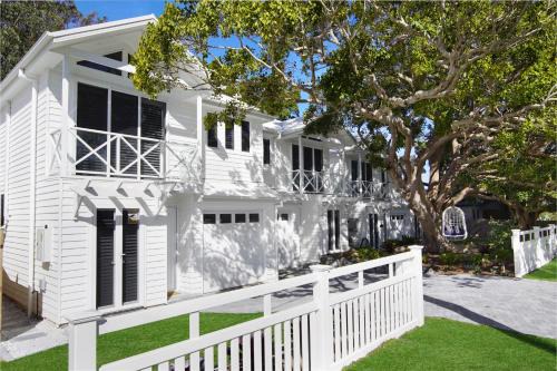 THE "HAMPTON'S" at Kiama - 4 Beds 3 Bedroom Home