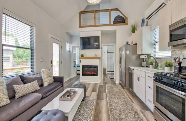 The Haven @ Water 65 - Tiny Home walk to Downtown